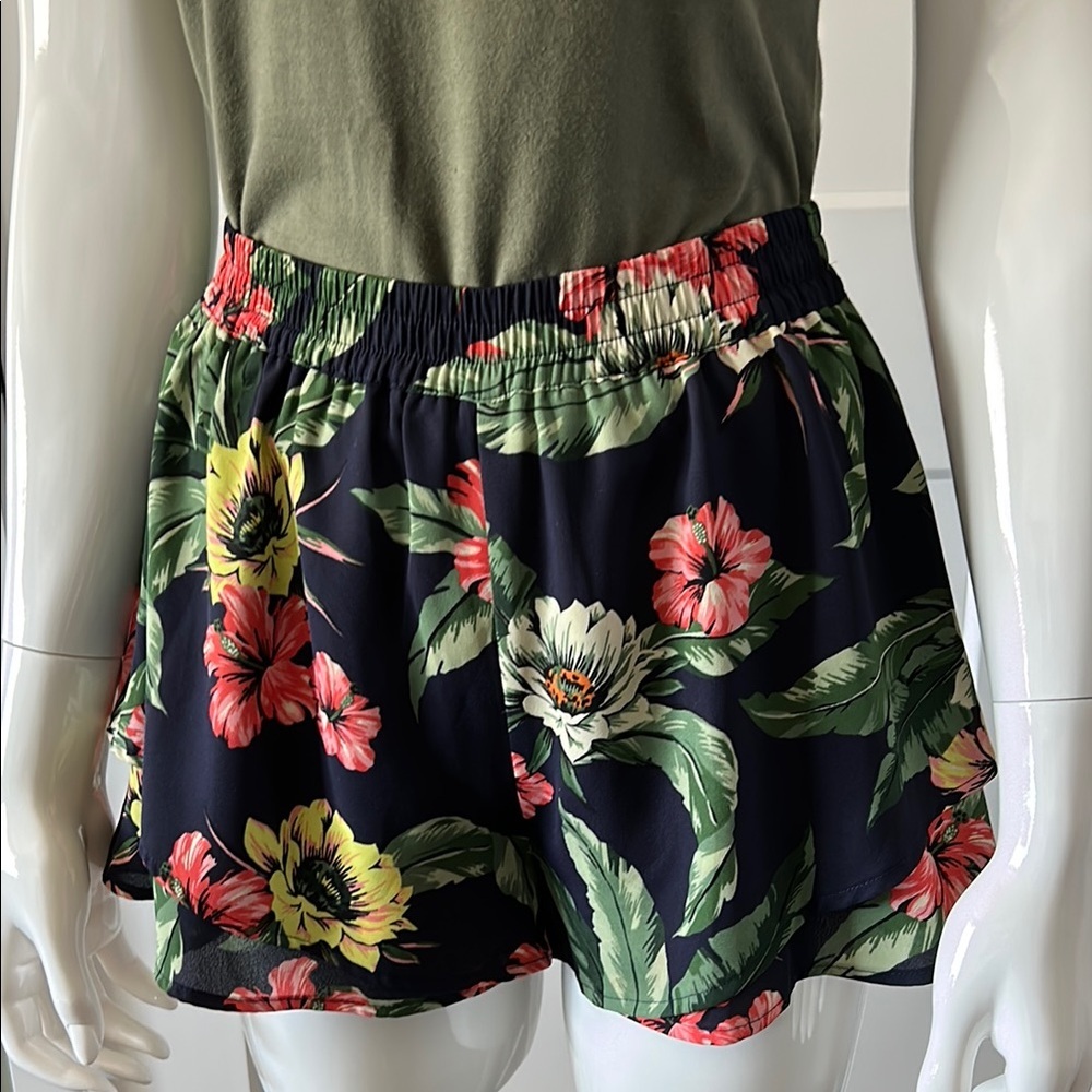 Aritzia Sunday Best Tropical Layered Shorts - Picture 2 of 16